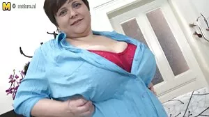 Throated에서 porno 사이트 매혹적인 Khoe Kapri와 얼굴 행동