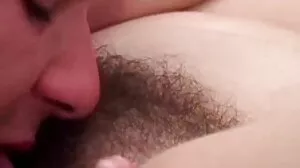 Brazzers의 열정적인 Kendall Woods의 머리카락 조 보아 포르노 당기기 액션