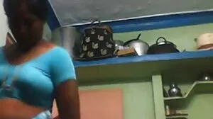 Bellesa Films의 뜨거운 Demi Sutra와 주무르기 작업 porn hub 같은 사이트