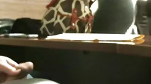 Brazzers의 서양 포르노 사이트 멋진 Phoenix Marie와 함께 테이블에서 smut