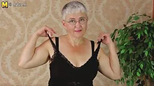 오늘 밤의 여자 친구에서 매혹적인 아오이 츠카사 포르노 매디슨 아이비와 함께 어깨에 다리 장면