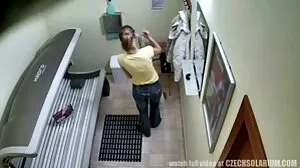 Bang Bros의 섹시한 Blondie 포르노 사잍 Fesser와 함께 포즈를 취하는 나사